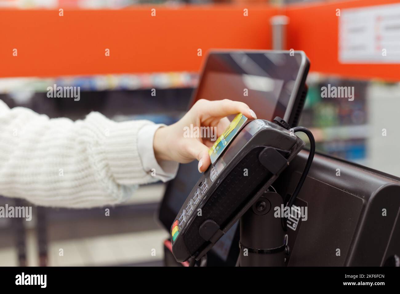 la donna?ustomer compra e paga al check-out del distributore automatico self-service in un supermercato moderno Foto Stock