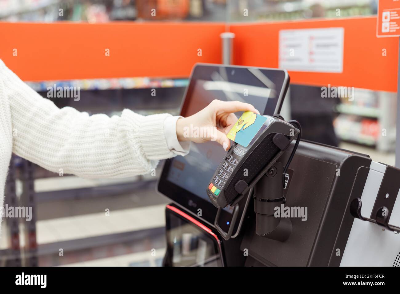 la donna?ustomer compra e paga al check-out del distributore automatico self-service in un supermercato moderno Foto Stock