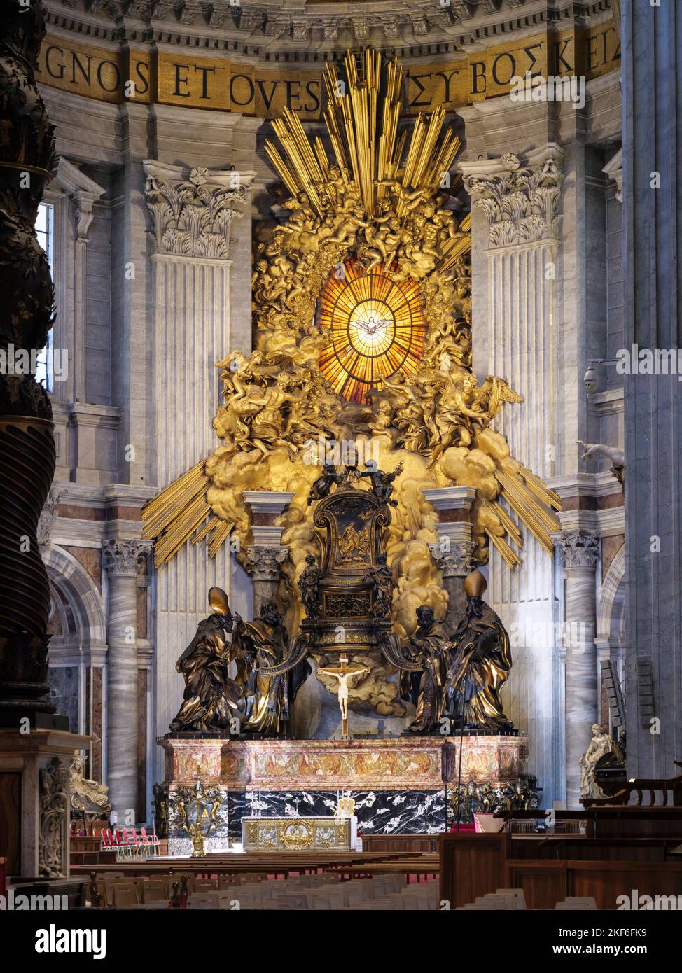 Roma. Italia. Basilica di San Pietro Basilica di Pietro). La Cattedrale Petri e Gloria (altare della Cattedra di San Pietro) di Bernini, 1666. Foto Stock