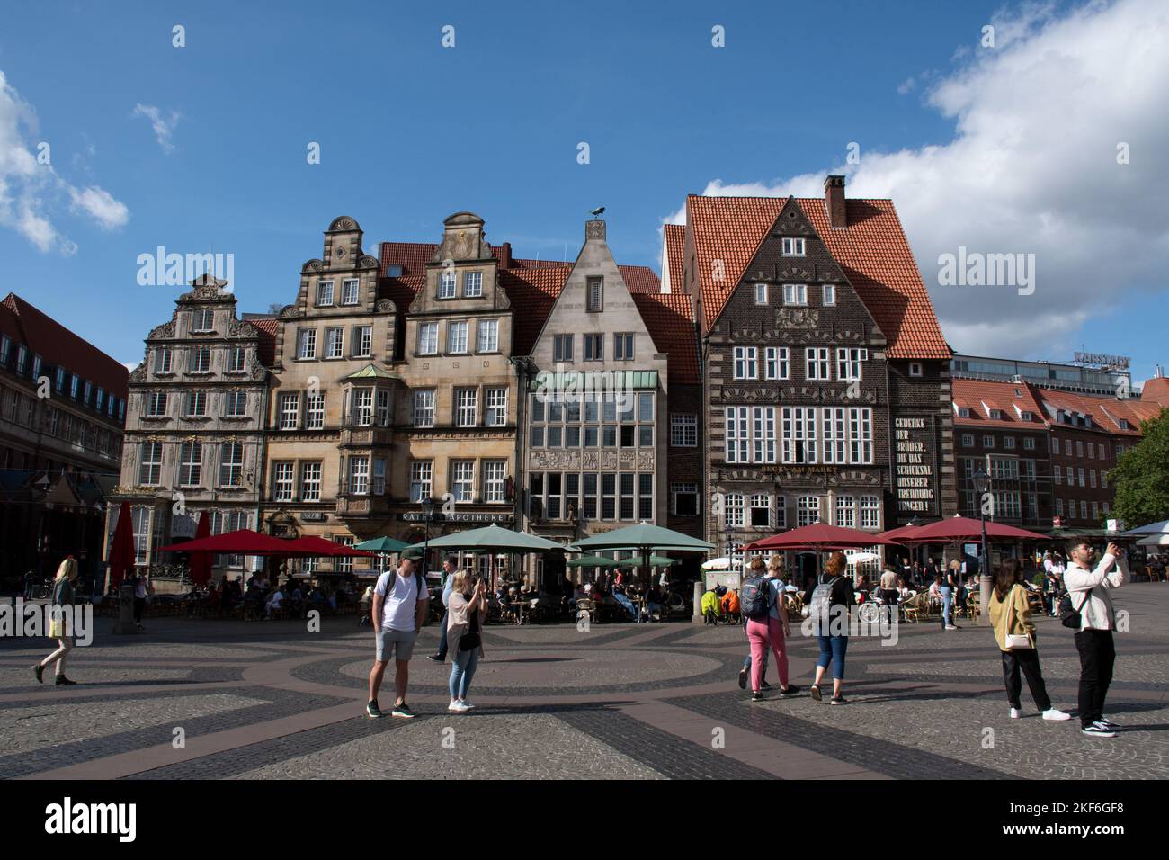 Una vista dei negozi e dei caffè sulla Marktplatz a Brema, in Germania Foto Stock