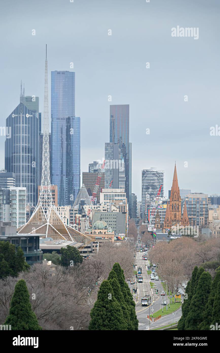 Melbourne, Victoria, Australia - Vew dal Santuario della memoria lungo St Kilda Road e Swanston Street Foto Stock