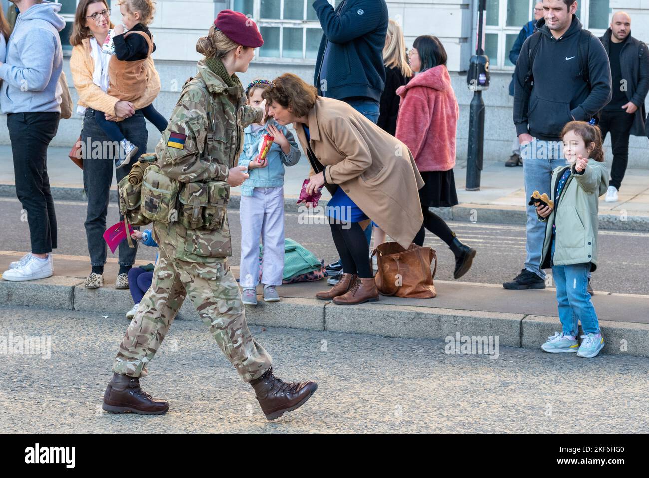 Soldato femminile di 144 (PARACADUTE) MEDICO SQUADRONE, 16 REGGIMENTO MEDICO alla sfilata del Lord Mayor's Show nella City of London, Regno Unito. Sventolando alla ragazza giovane Foto Stock