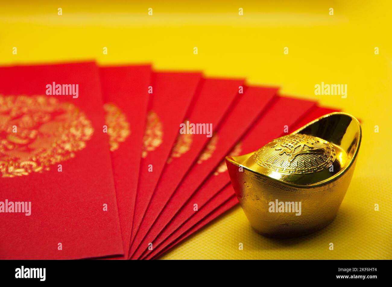 Pacchetti Capodanno cinese con lingotti d'oro cinese su sfondo giallo. Con spazio personalizzabile per il testo. Foto Stock