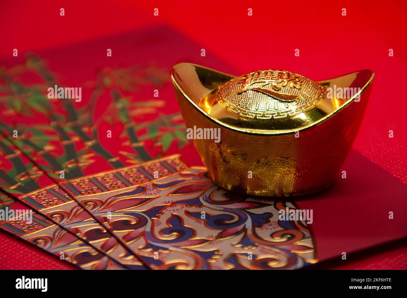 Pacchetti Capodanno cinese con lingotti d'oro cinesi su sfondo rosso. Spazio personalizzabile per il testo. Foto Stock