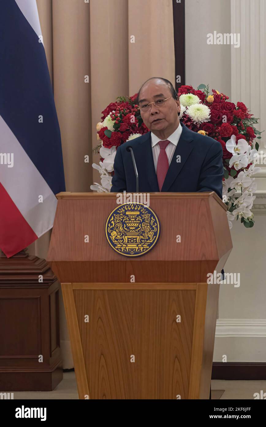 Bangkok, Thailandia. 16th Nov 2022. Il presidente del Vietnam Nguyen Xuan Phuc interviene in una conferenza stampa dopo un incontro con il primo ministro tailandese presso la sede del governo di Bangkok. il presidente del Vietnam Nguyen Xuan Phuc è il primo leader APEC ad arrivare a Bangkok per partecipare al vertice APEC 2022, che si terrà dal 18 al 19 novembre. (Foto di Peerapon Boonyakiat/SOPA Image/Sipa USA) Credit: Sipa USA/Alamy Live News Foto Stock