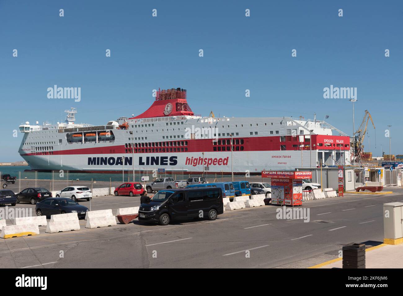 Porto di Candia, Creta, Grecia. 2022. Un grande traghetto interinsulare ad alta velocità accanto al suo ormeggio nel porto di Heraklion, Creta. Foto Stock