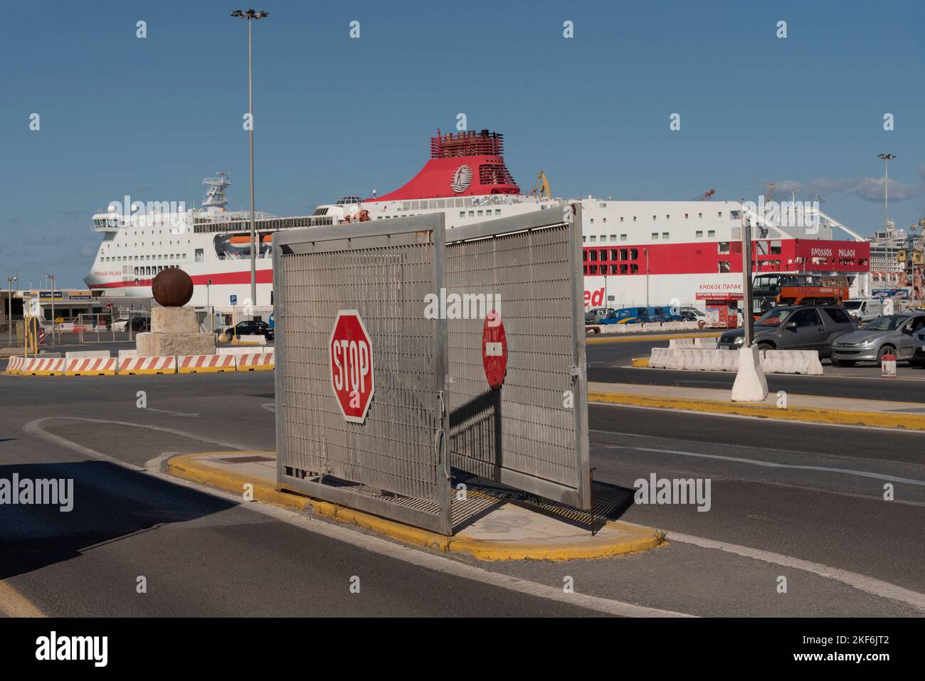 Porto di Heraklion, Creta, Grecia, UE. 2022. Porte di sicurezza d'ingresso e d'uscita del porto in posizione aperta Foto Stock