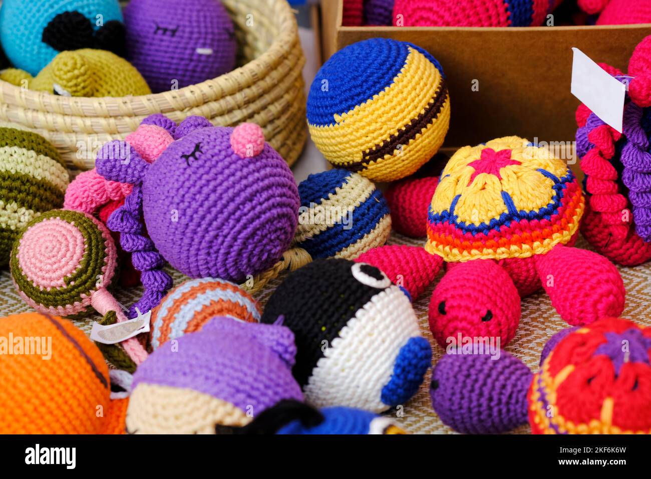 Colorate bambole lavorate a mano vetrina alla fiera di Pune, India. Foto Stock