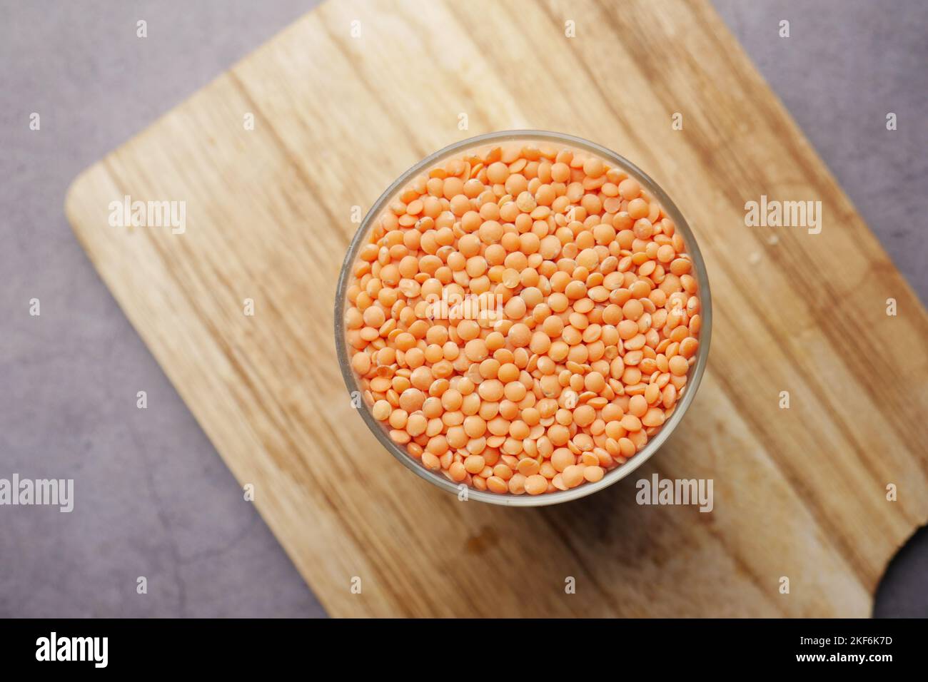 Ciotola di dhal non cotti su bianco, Foto Stock
