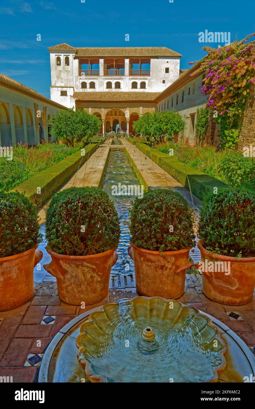 Edifici del palazzo presso i Giardini Generalife del complesso del palazzo dell'Alhambra a Granada, Spagna. Foto Stock