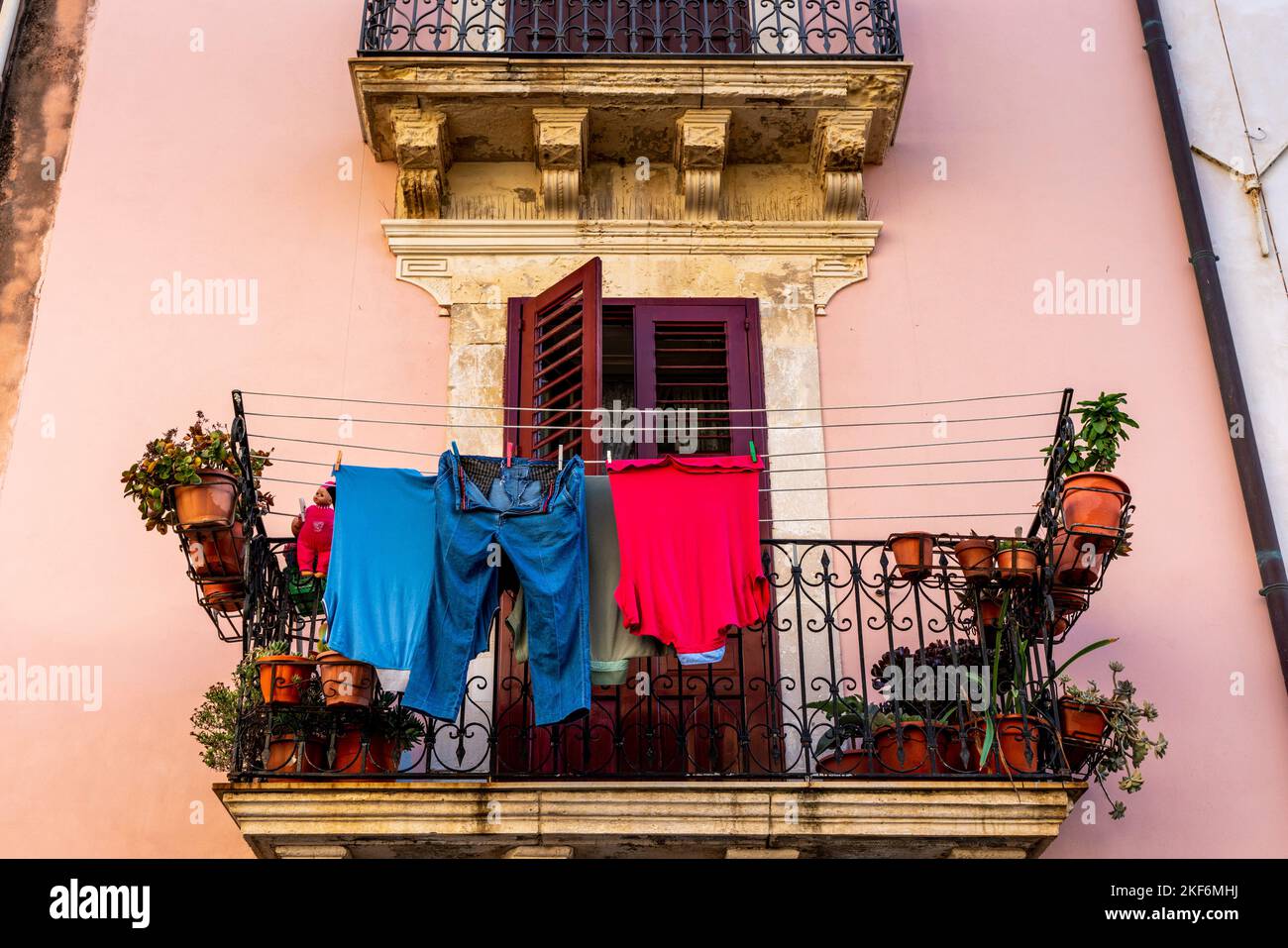 Vestiti appeso ad asciugare su un balcone a Ortigia, Siracusa, Sicilia, Italia Foto Stock