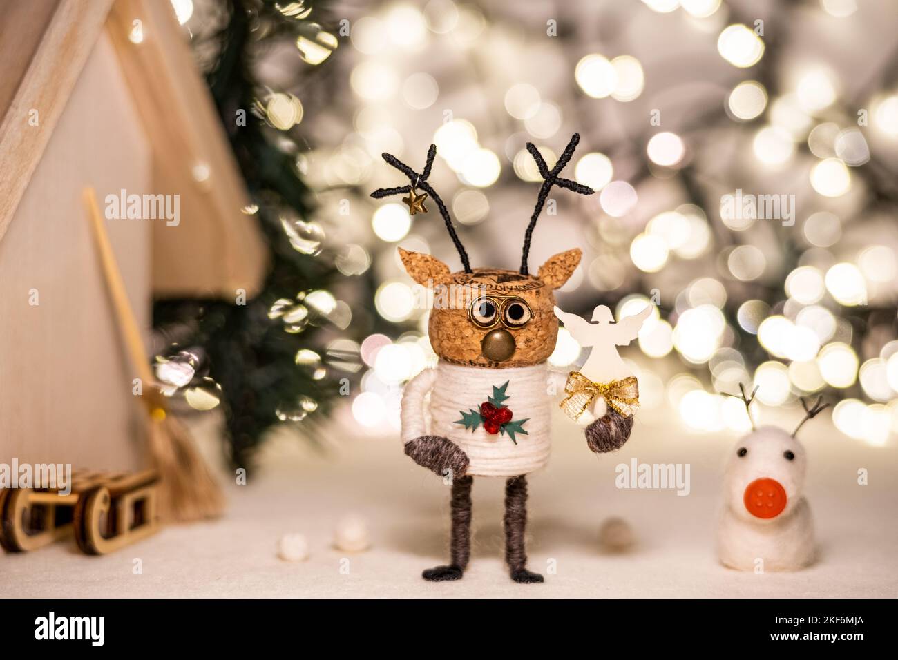 Concetto creativo di Natale concetto creativo di inverno i sugheri di festa i cervi di sughero concetto della figura del cervo del sughero le luci intime di Natale Foto Stock