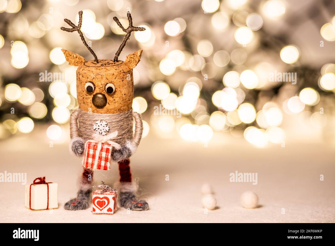 Concetto creativo di Natale concetto creativo di inverno i sugheri di festa i cervi di sughero concetto della figura del cervo del sughero le luci intime di Natale Foto Stock