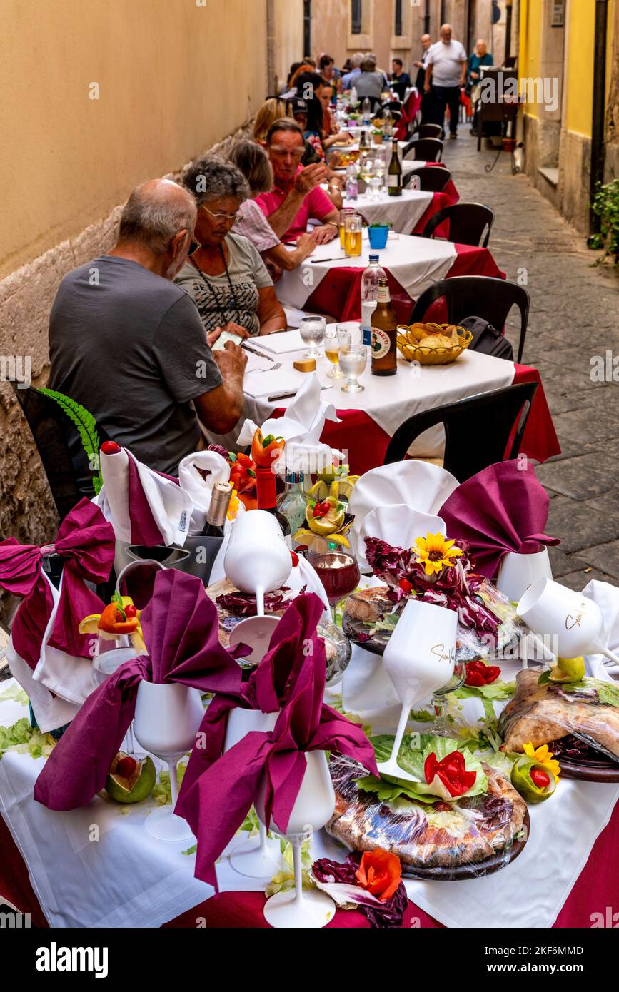 Persone sedute a pranzo in Un ristorante di Ortigia, Siracusa, Sicilia, Italia Foto Stock