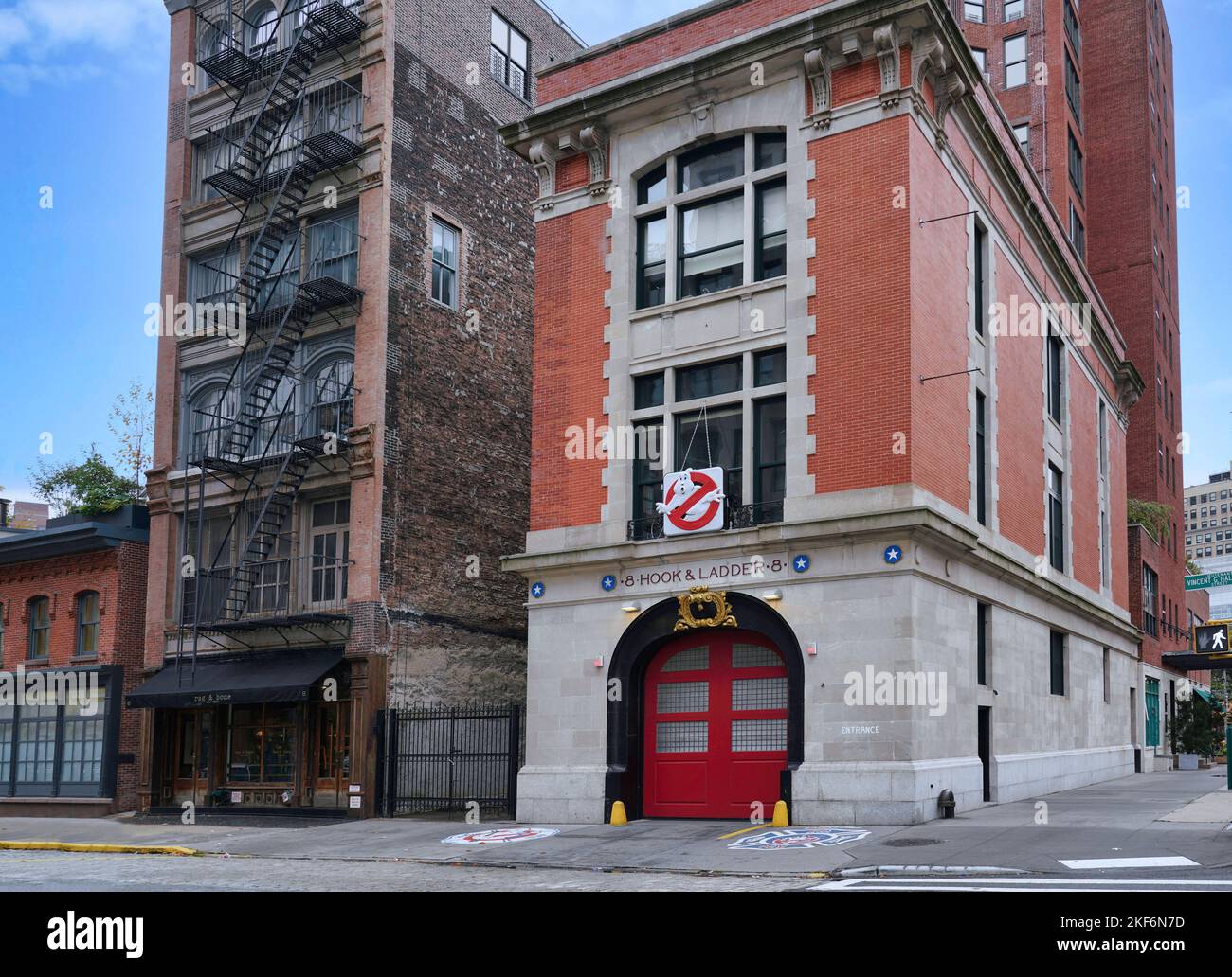 New York, NY - Ottobre, 2022: Stazione dei vigili del fuoco nel quartiere di Tribeca costruito nel 1905 e utilizzato per i film Ghostbusters. Foto Stock