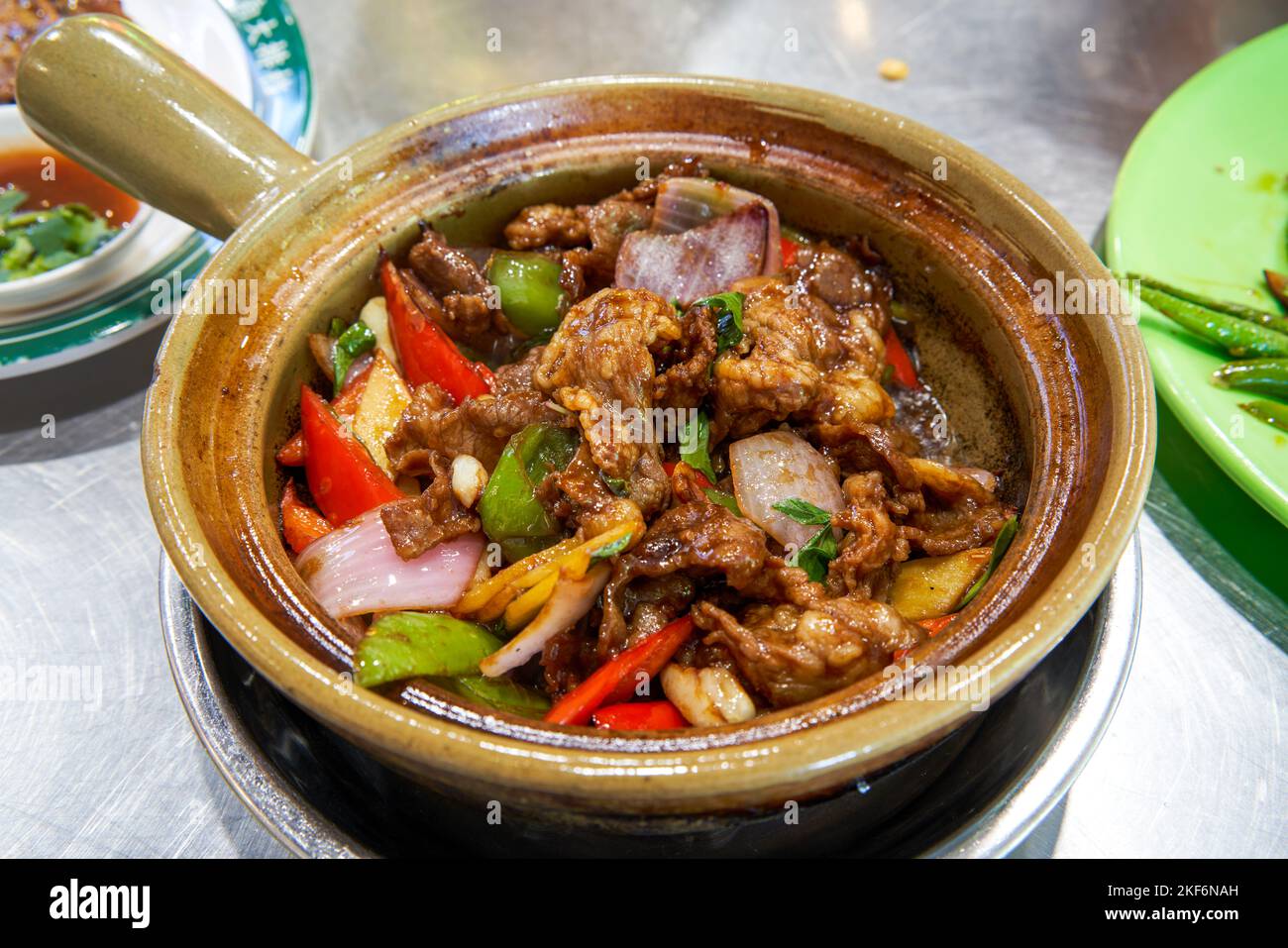 Una pentola di stufato di manzo alla gelatina in stile cantonese delizioso e fragrante Foto Stock Una pentola di stufato di manzo alla gelatina in stile cantonese delizioso e fragrante Foto Stock