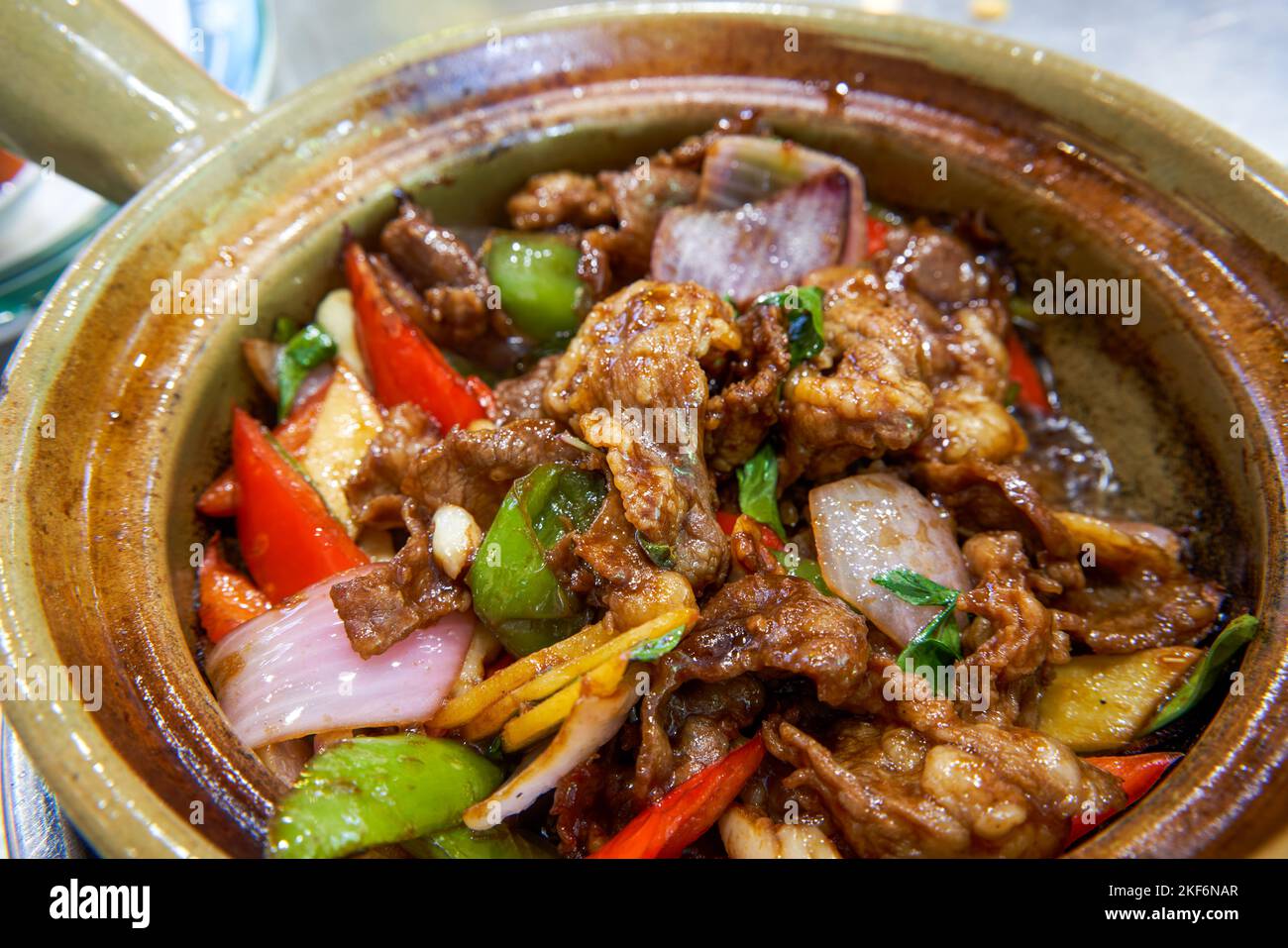 Una pentola di stufato di manzo alla gelatina in stile cantonese delizioso e fragrante Foto Stock Una pentola di stufato di manzo alla gelatina in stile cantonese delizioso e fragrante Foto Stock