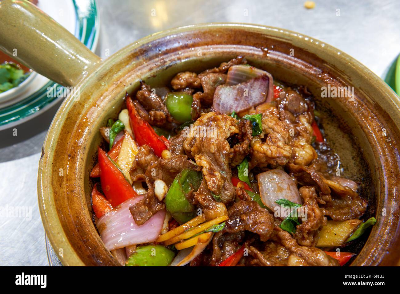 Una pentola di stufato di manzo alla gelatina in stile cantonese delizioso e fragrante Foto Stock Una pentola di stufato di manzo alla gelatina in stile cantonese delizioso e fragrante Foto Stock