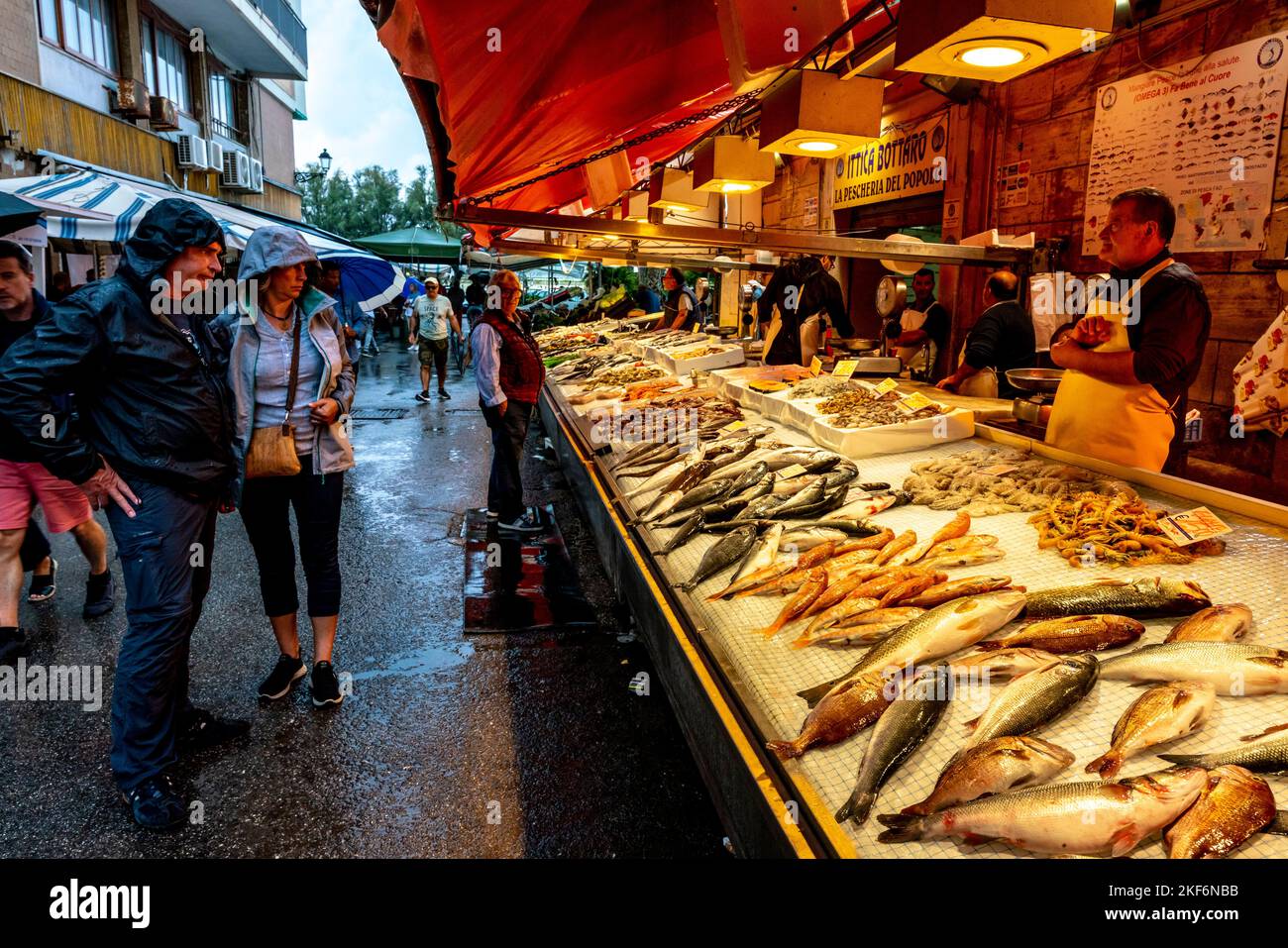 Pesce fresco in vendita al mercato ittico, Ortigia, Siracusa, Sicilia, Italia Foto Stock