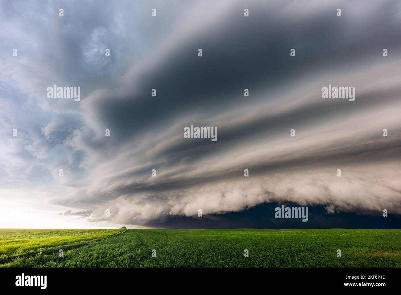 Temporale Supercell con nuvole drammatiche tempesta sulle pianure del South Dakota. Foto Stock