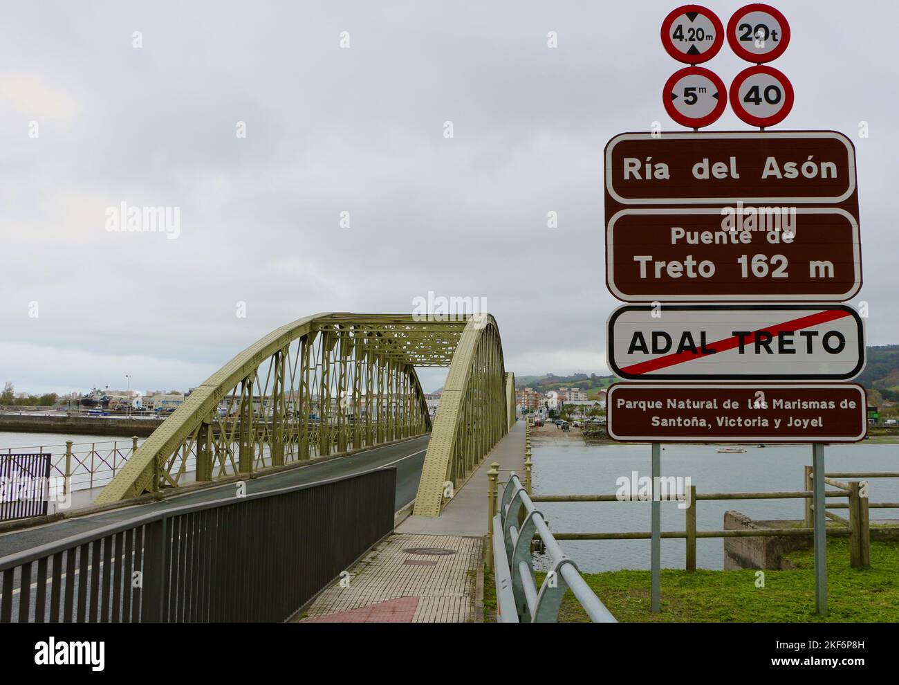 Il ponte girevole in acciaio e il ponte a traliccio e le indicazioni stradali per Ría de Limpias Colindres Cantabria Spagna Foto Stock