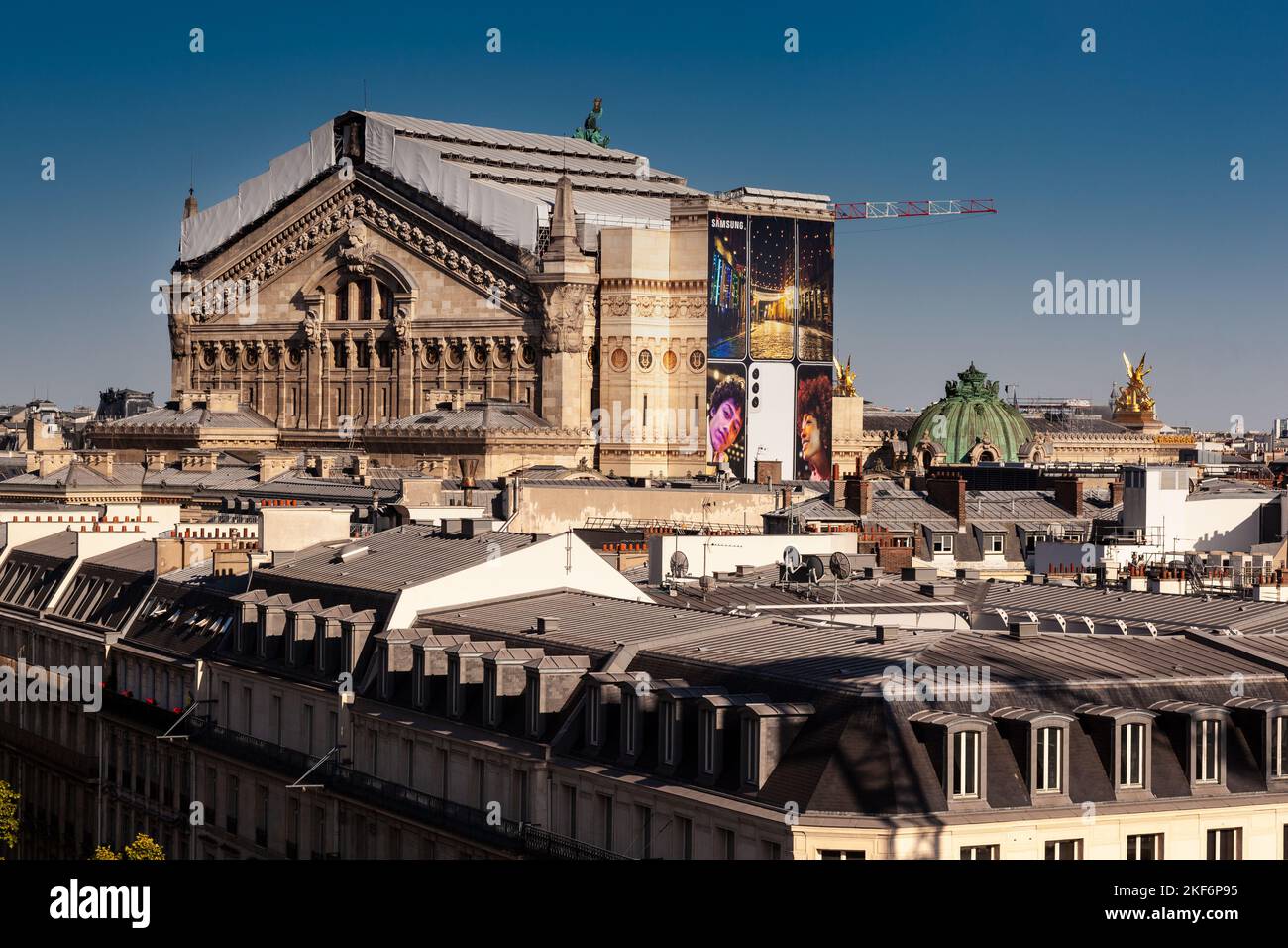 Parigi, Francia - 16 luglio 2022: Vista sul retro dell'Opera Garnier durante il restauro Foto Stock