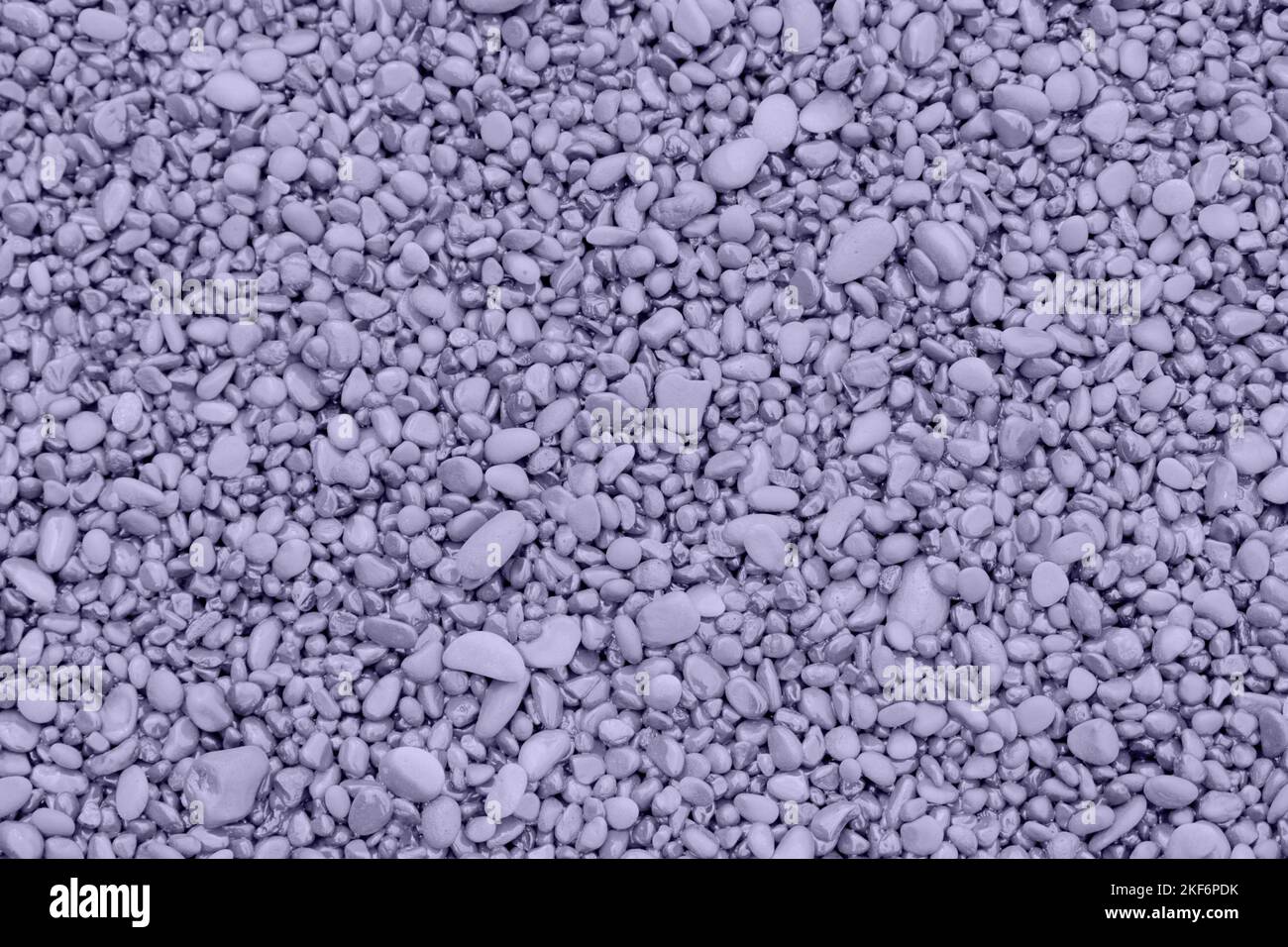 Lavanda digitale colore dell'anno 2023. Ciottoli su una spiaggia. La foto è di 2023 colori trendy. Foto Stock
