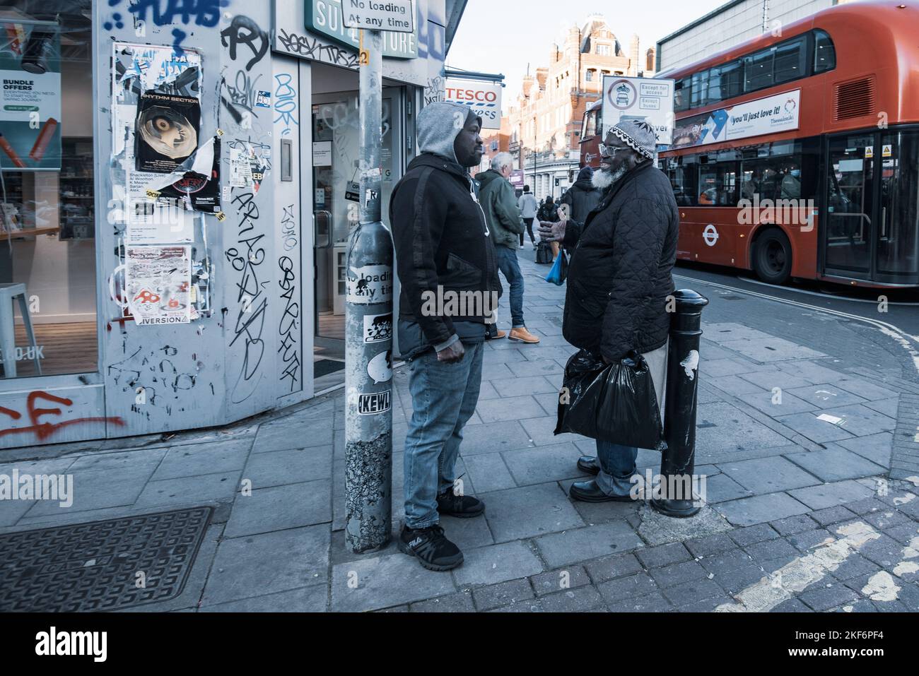 Conversazione tra la gente del posto a Peckham, un quartiere nel sud-est di Londra, Inghilterra, Regno Unito Foto Stock