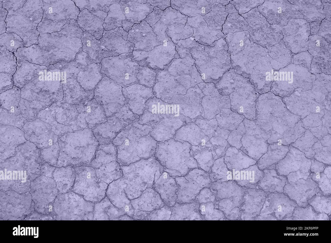 Lavanda digitale colore dell'anno 2023. Suolo cracked texture sfondo. La foto è di 2023 colori trendy. Foto Stock