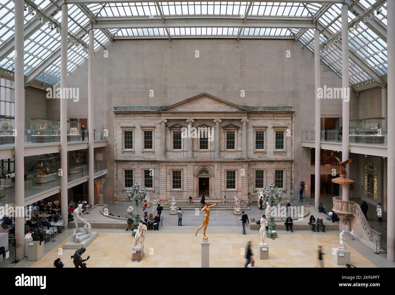 New York, NY - Ottobre 2022: Atrio di Charles Engelhard Court del Metropolitan Museum of Art, con la facciata neoclassica di una vecchia banca portata f Foto Stock