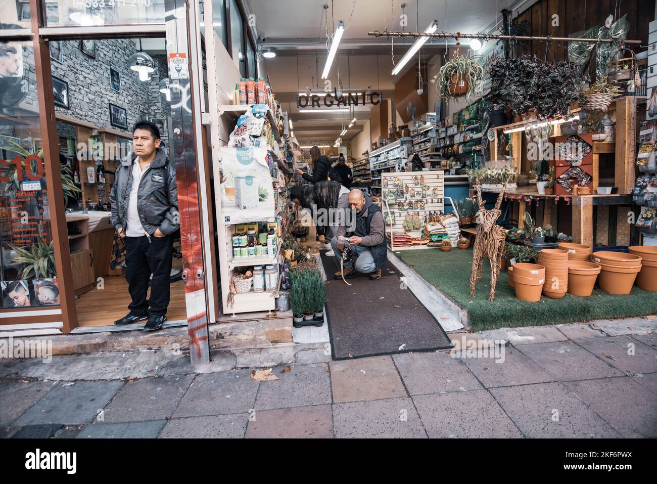Proprietario di negozio a Peckham, un distretto nel sud-est di Londra, Inghilterra, Regno Unito Foto Stock