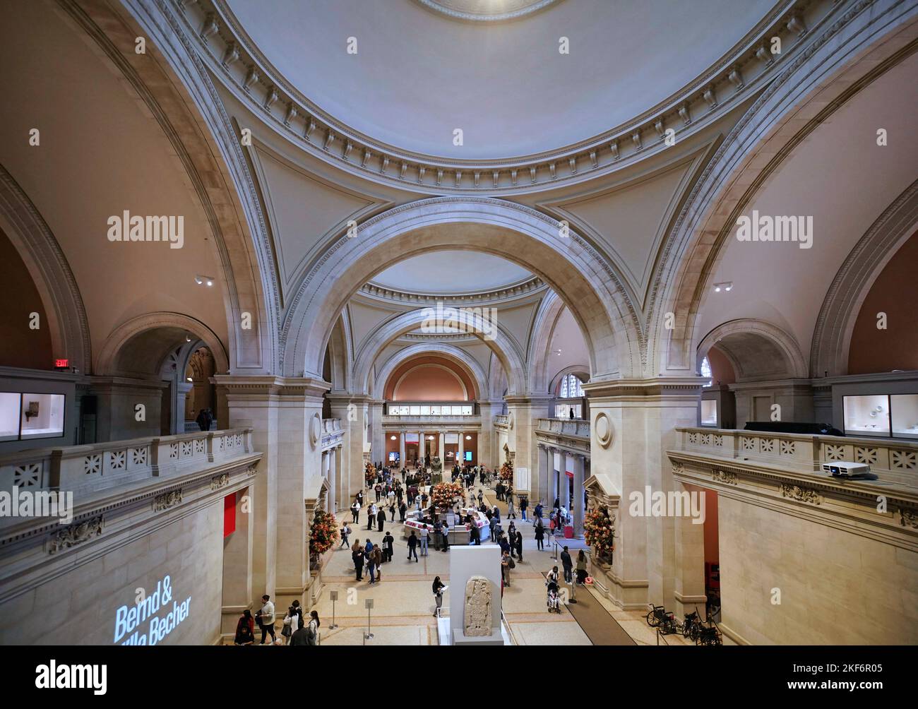 New York, NY - Ottobre 2022: La Grande Sala del Metropolitan Museum of Art, guardando verso il basso dalla galleria al secondo piano. Foto Stock