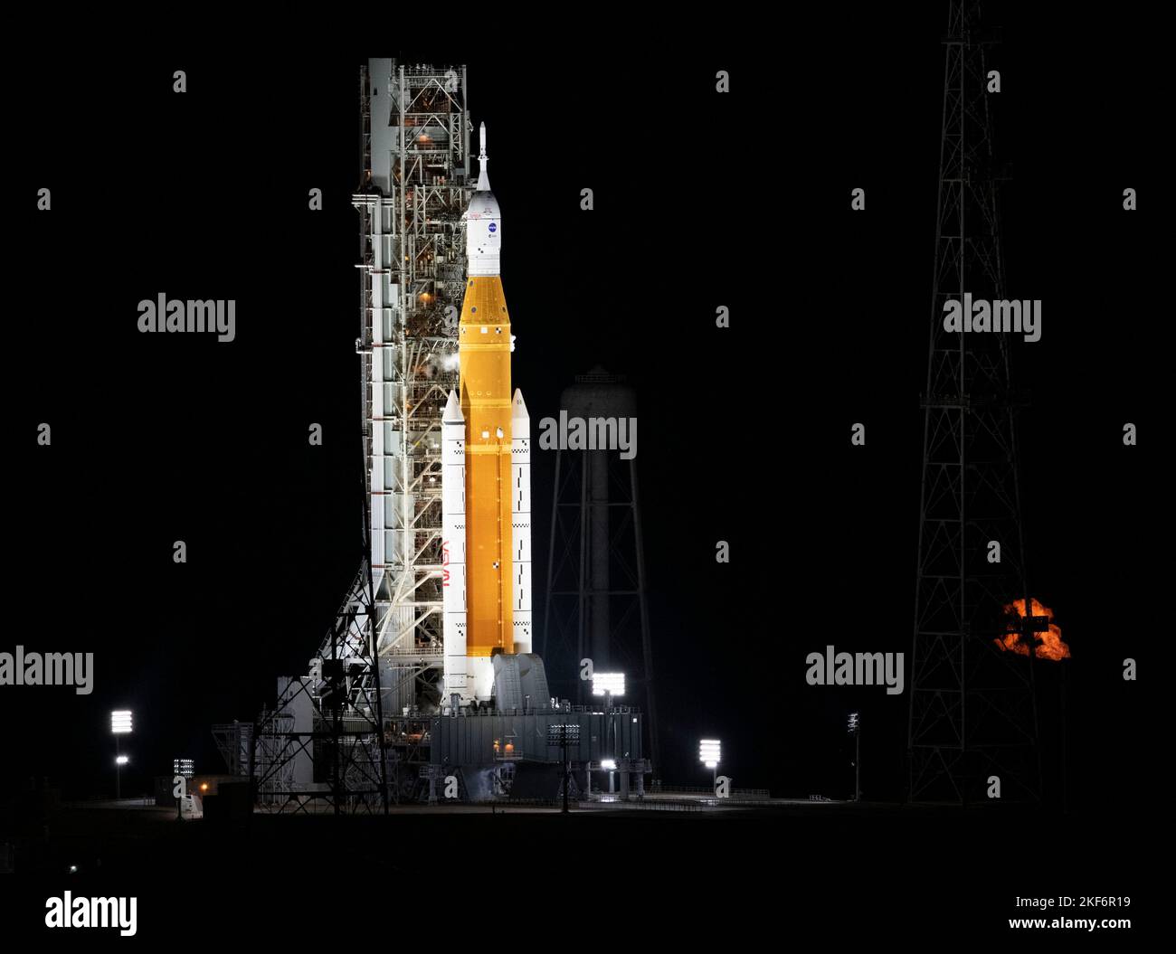 florida, US, 15 novembre 2022, il razzo Space Launch System (SLS) della NASA con la navicella spaziale Orion a bordo è visto in cima al lanciatore mobile al Launch Pad 39B, Martedì, 15 novembre 2022, Mentre il Artemis i lancia squadre caricare più di 700.000 galloni di propellenti criogenici tra cui idrogeno liquido e ossigeno liquido mentre il conto alla rovescia del lancio progredisce al Kennedy Space Center della NASA in Florida. Il test di volo Artemis i della NASA è il primo test integrato dei sistemi di esplorazione dello spazio profondo dell'agenzia: Il veicolo spaziale Orion, il razzo SLS e i sistemi di terra di supporto. Il lancio della prova di volo senza equipaggio è tinge Foto Stock