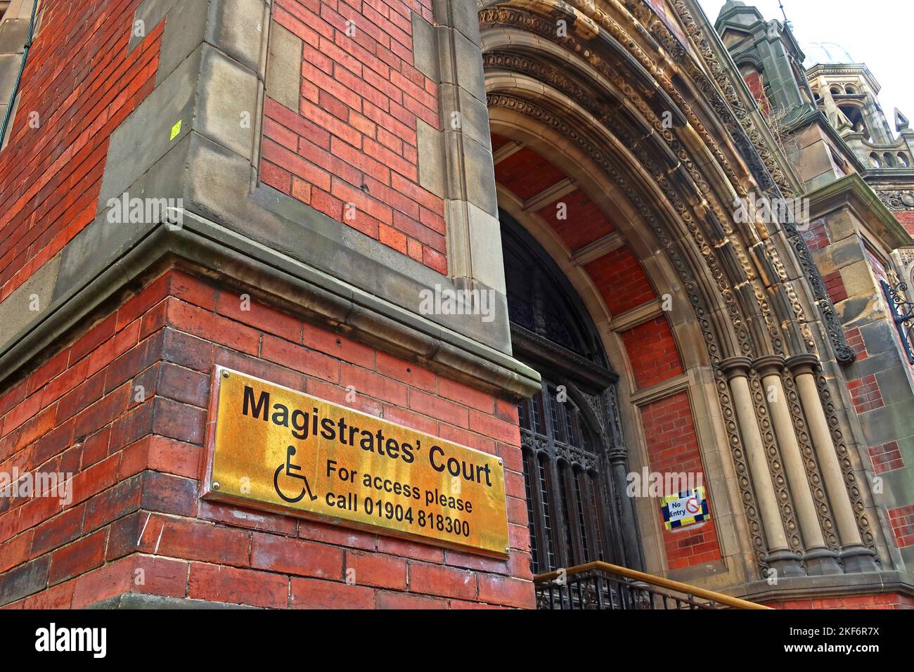 L'esterno vittoriano di York Magistrates Court, Clifford St, York, Yorkshire, Inghilterra, REGNO UNITO, YO1 9RE Foto Stock