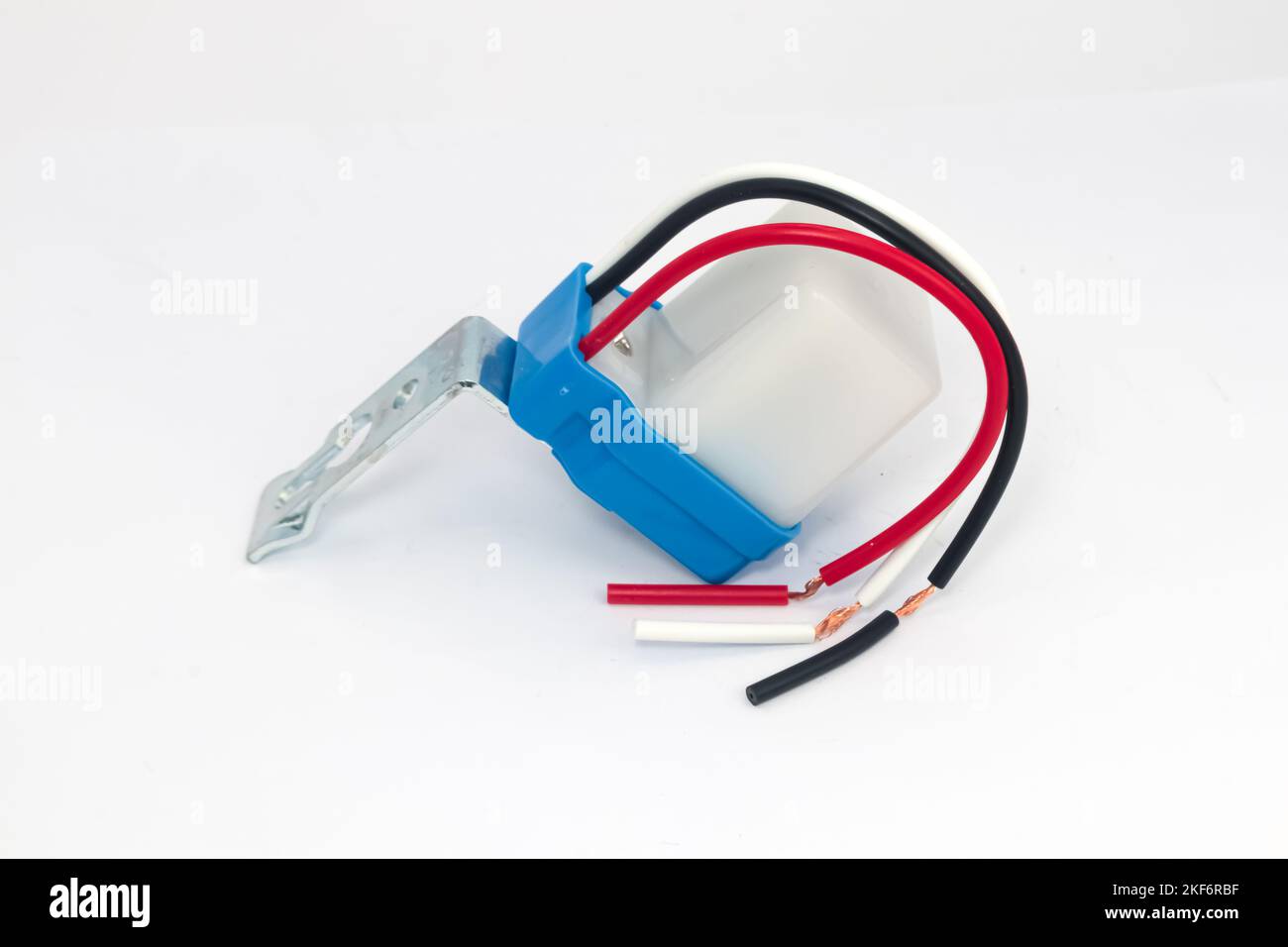 Controllo automatico dell'illuminazione stradale su sfondo bianco. Foto Stock
