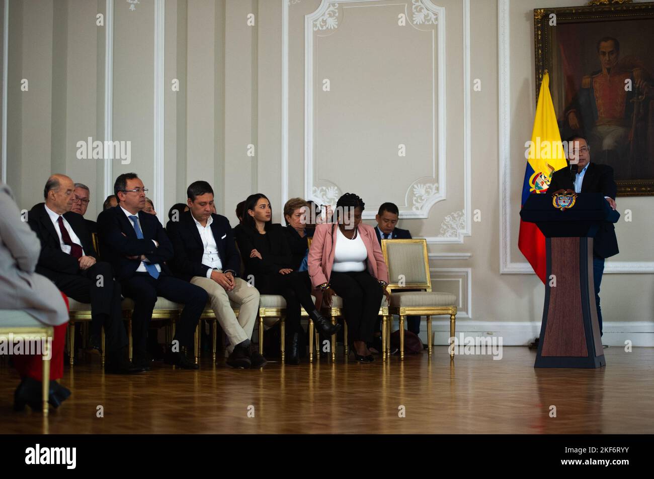 il presidente colombiano Gustavo Petro parla durante una conferenza stampa dei primi 100 giorni del suo governo in carica, a Bogotà, in Colombia, su Novemb Foto Stock