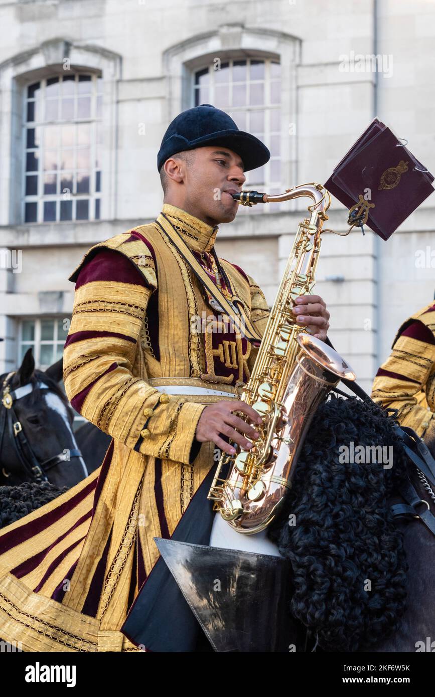 The Band of the Household Cavalry alla sfilata del Lord Mayor's Show nella City of London, Regno Unito. Giocatore sassofono maschio nero, a cavallo Foto Stock