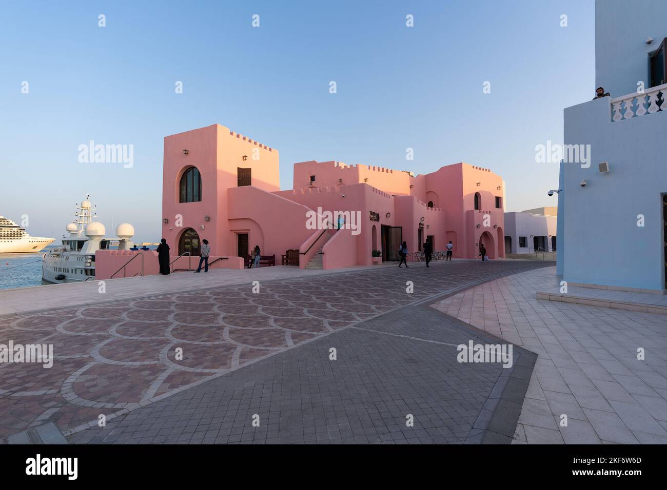 Il colorato quartiere di Mina nel Vecchio Porto di Doha, Qatar. Foto Stock