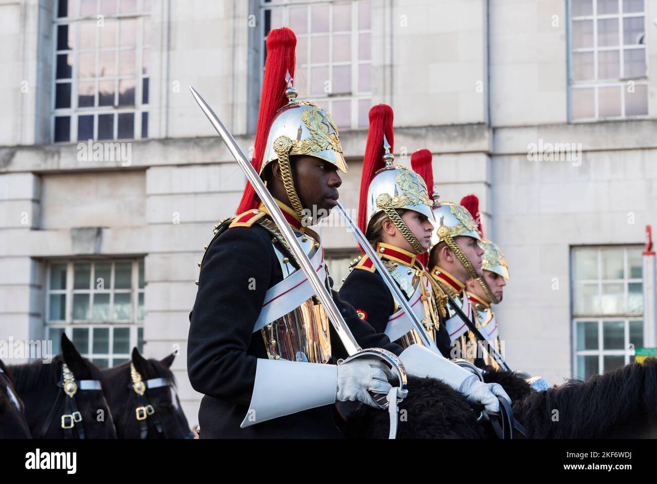 The Blues and Royals of the Household Cavalry alla sfilata del Lord Mayor's Show nella City of London, UK. Cavaliere maschio nero, con cavalieri bianchi Foto Stock