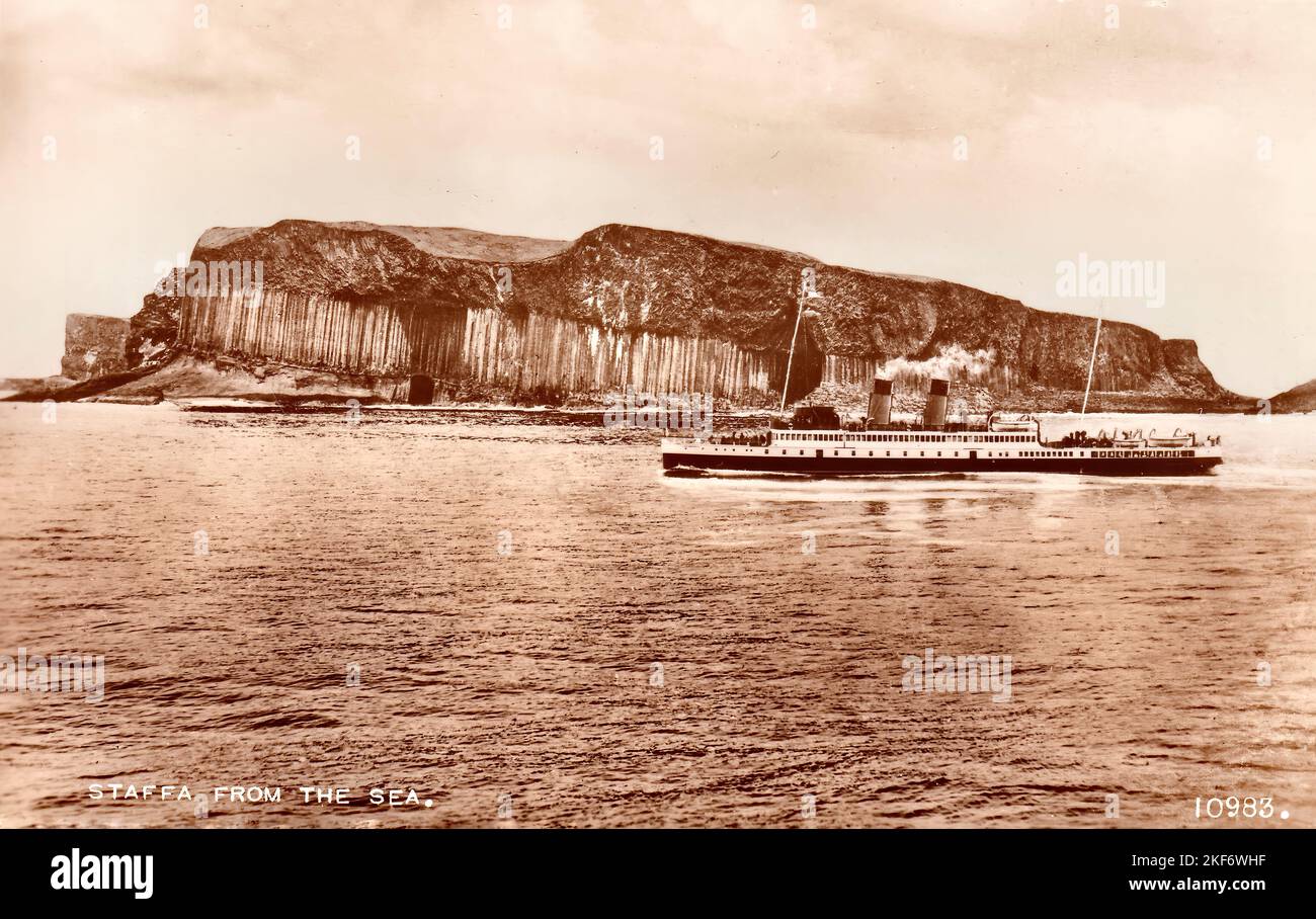 Cartolina vintage con l'Isola di Staffa e una nave a vapore per passeggeri, Argyll e Bute, Scozia, Regno Unito. Foto Stock