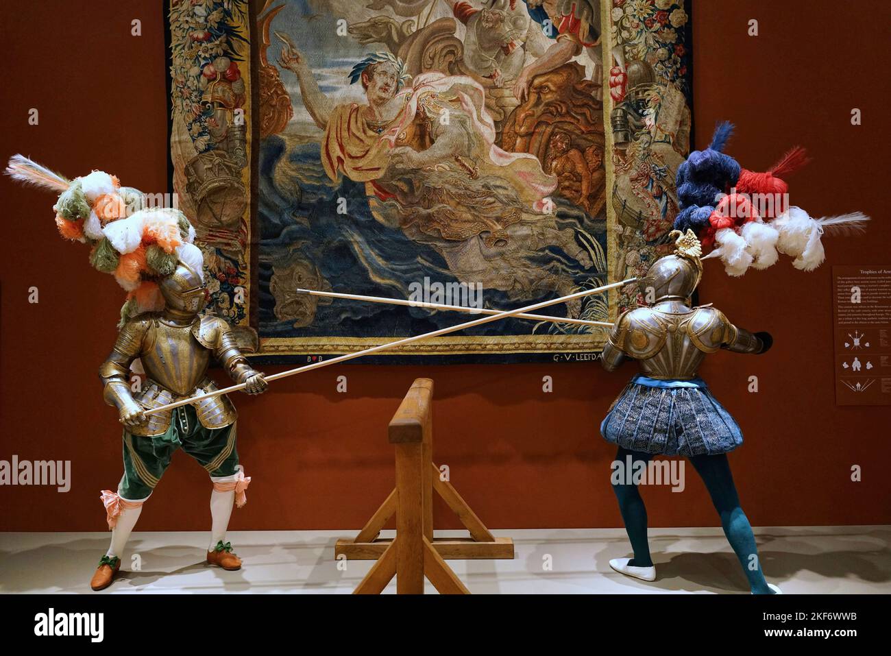 Chicago, USA - Agosto 2022: La sezione medievale dell'Art Institute of Chicago mostra manichini che indossano un'armatura in piena battaglia. Foto Stock