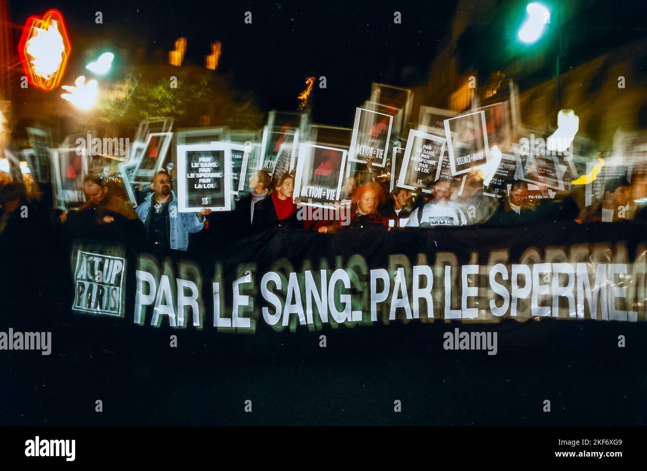 Parigi, Francia, folla Aids attivisti Marching with Protest Banner, Act Up Paris ONG World AIDS Day, dicembre 1, slogan 'by the Blood, by the sperm, by the Law' Foto Stock