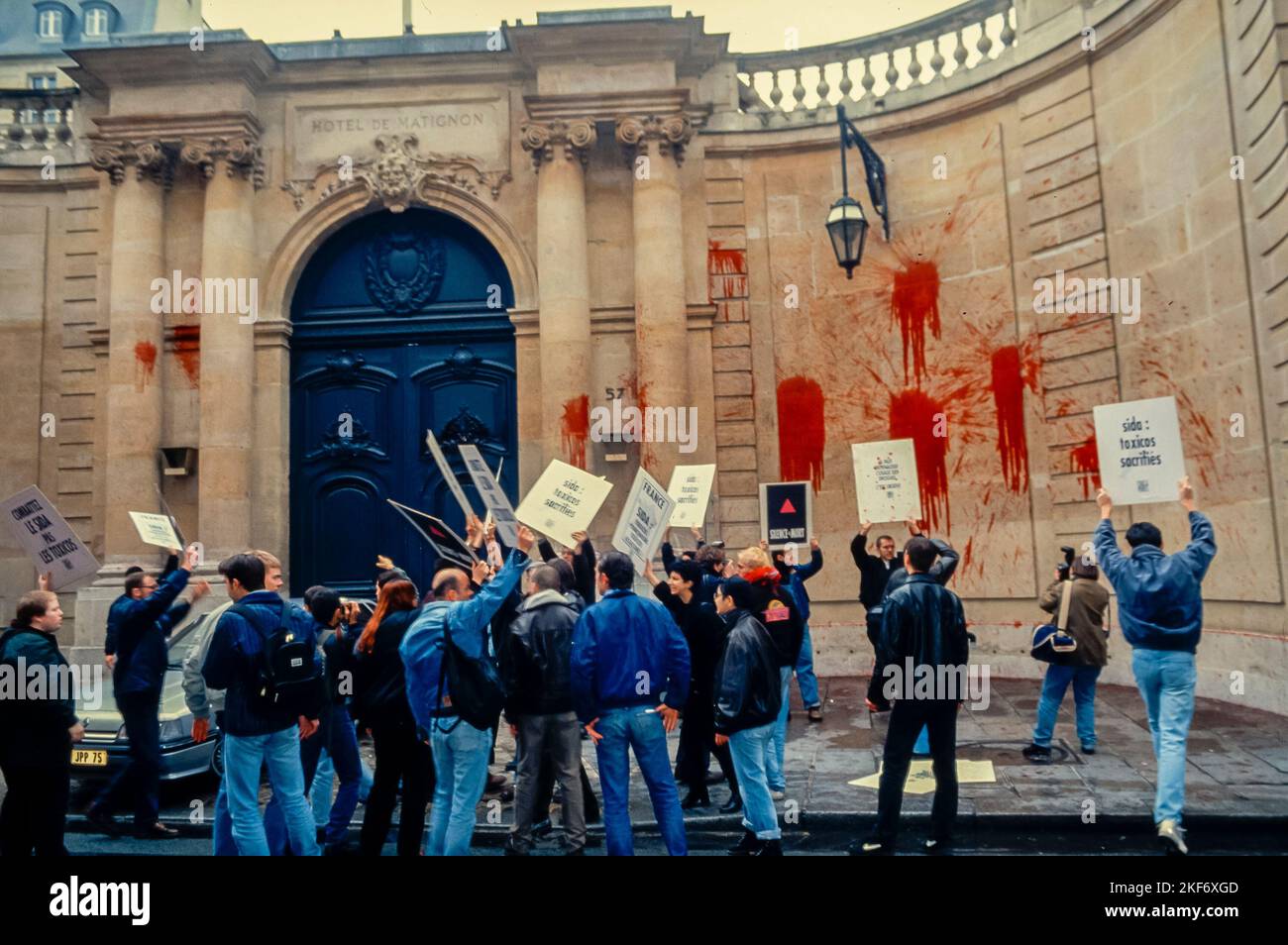 Parigi, Francia, Crowd Act Up-Paris aiuta gli attivisti che protestano al di fuori dell'Ufficio del primo Ministro, l'Hotel Matignon, con segni e sangue falso Foto Stock