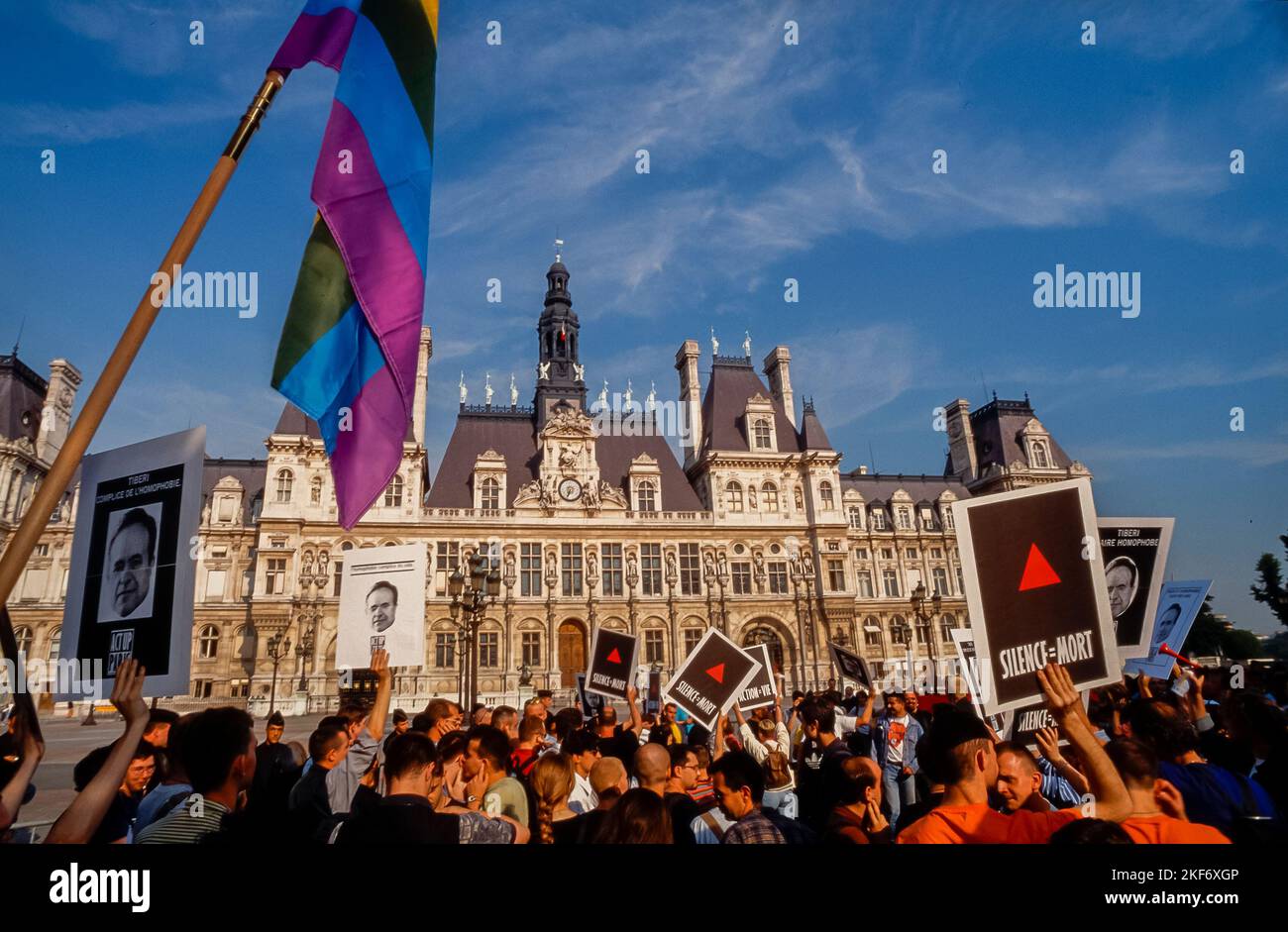 Parigi, Francia, folla , Act Up Parigi, ONG, Attivisti dell'AIDS che protestano con i segni del municipio, contro l'omofobia del sindaco di Parigi, Tiberi, LGBTQI+, Foto Stock