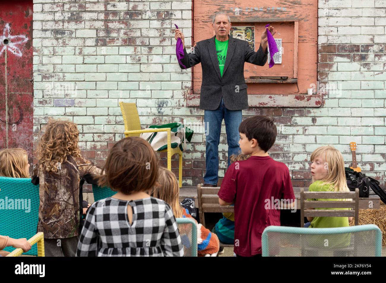 Detroit, Michigan - Tom Fentin esegue trucchi magici durante uno spettacolo di talenti in un festival autunnale sul lato vicino est di Detroit. Foto Stock