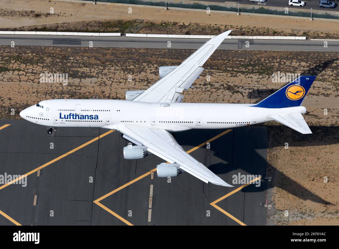 Lufthansa Boeing 747 sopra i grembiuli della pista prima dell'atterraggio. Aereo 747-8i della compagnia aerea Deutsche Lufthansa registrata come D-ABYN. Foto Stock