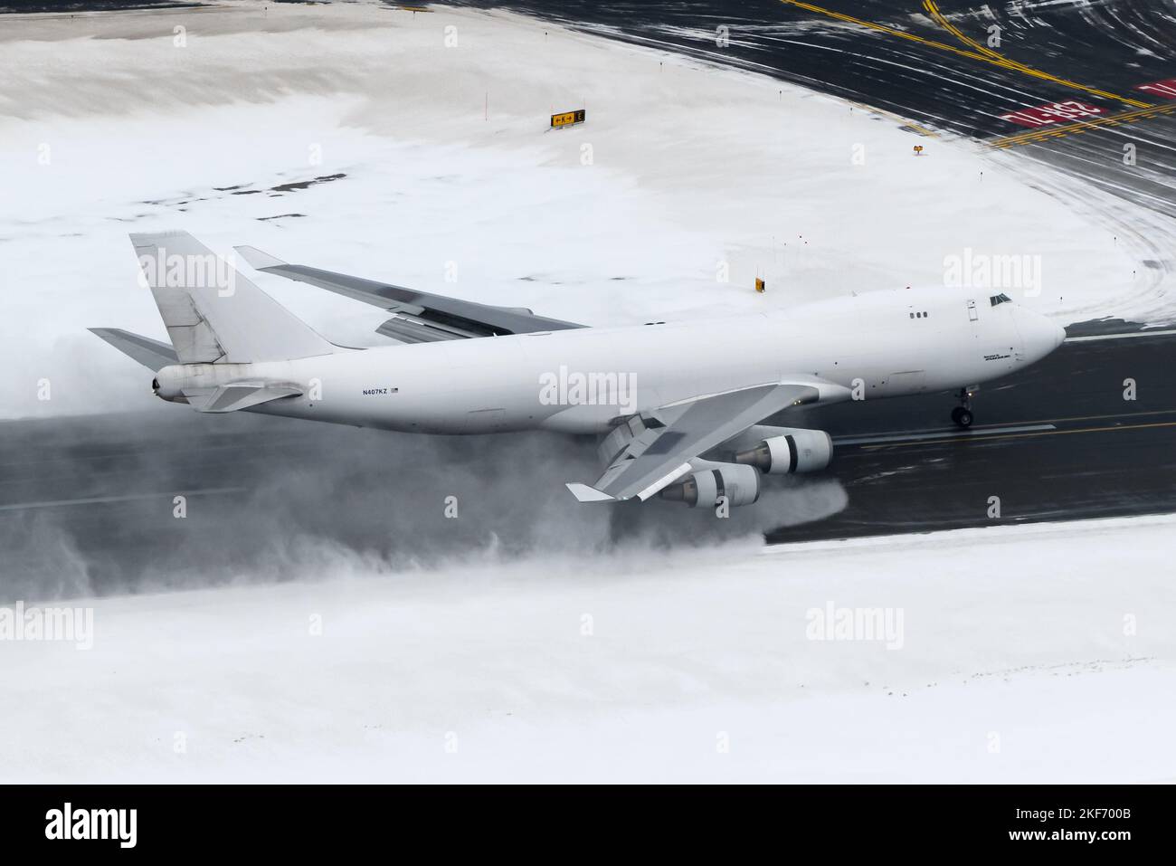 L'aereo da carico Boeing 747 atterra all'aeroporto di Anchorage dopo una forte caduta di neve. Aeroplano 747-400F di Atlas Air con motori a spinta inversa aperti. Foto Stock