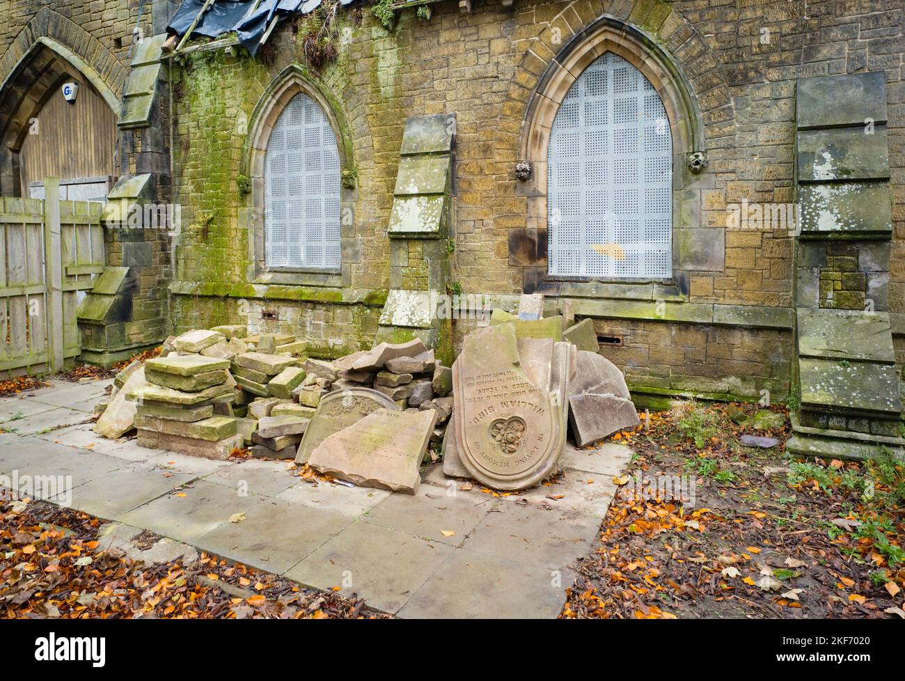 Monumenti rotti al deposito cimitero di Manor Road del Consiglio di Scarborough Foto Stock