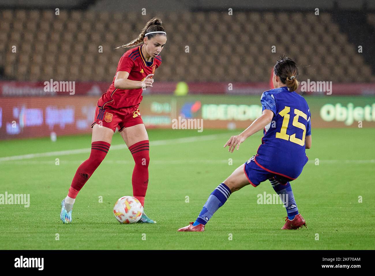 Siviglia, Spagna. 15th Nov 2022. Athenea del Castillo (10) di Spagna visto durante il calcio amichevole tra Spagna e Giappone a Estadio Olimpico de la Cartuja a Siviglia. (Photo Credit: Gonzales Photo/Alamy Live News Foto Stock