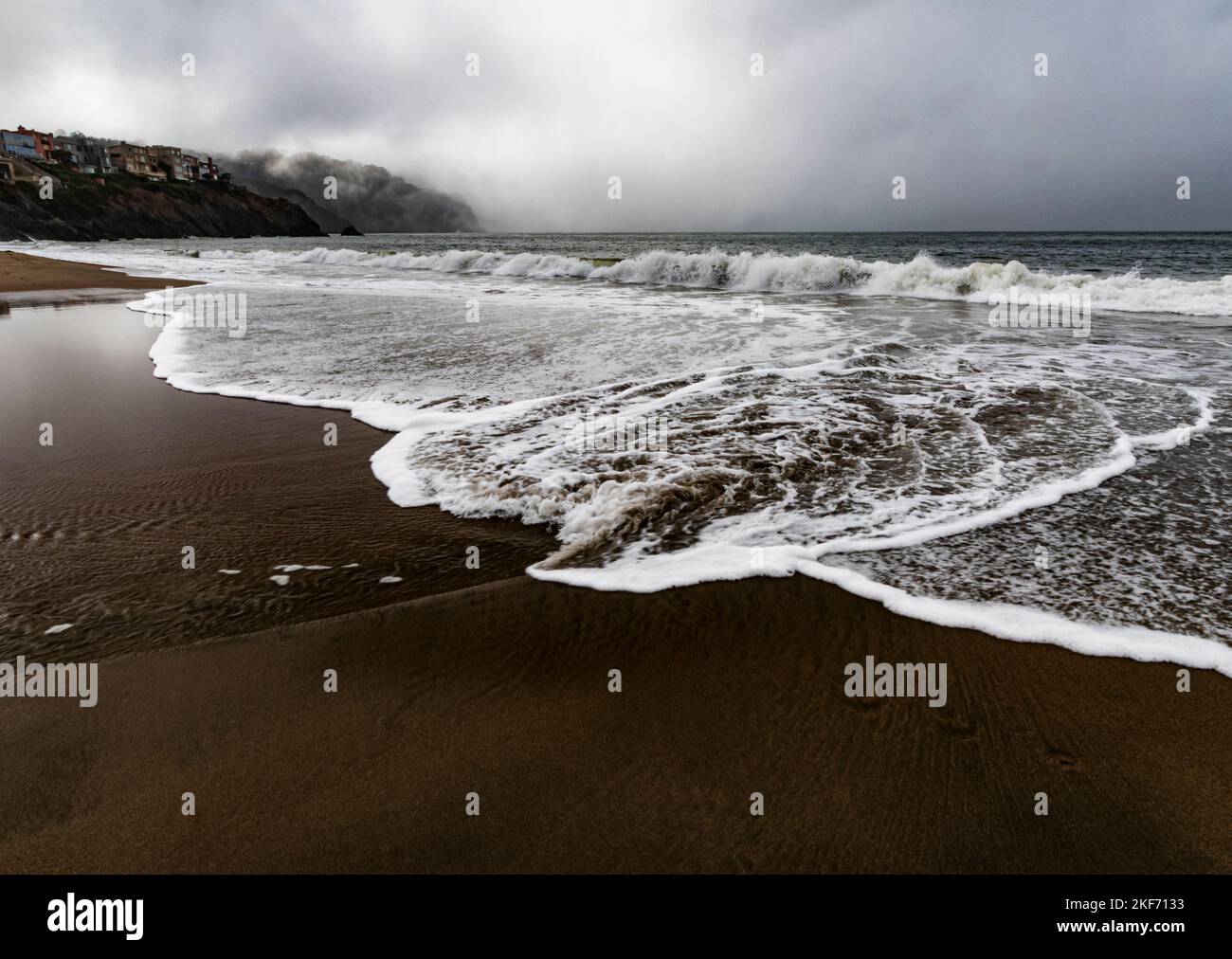 Le onde si infrangono su Baker Beach a San Francisco, California Foto Stock